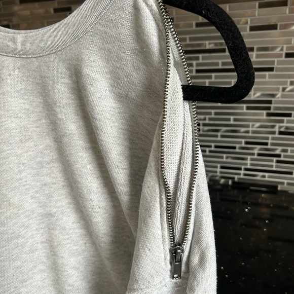 Grey cold shoulder zipper sweatshirt - Picture 2 of 4